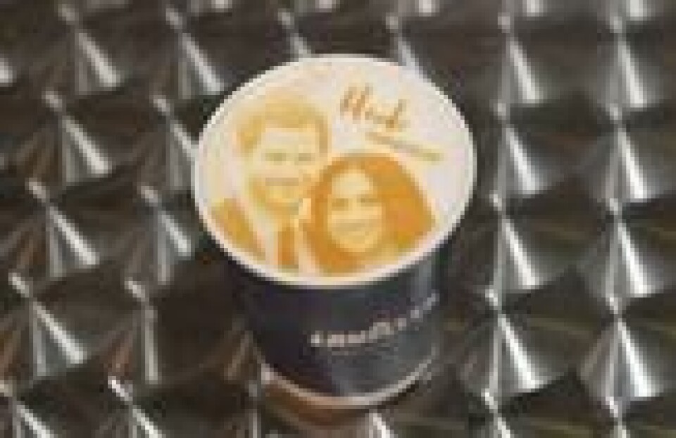 Storbritannias prins Harry og hans forlovede Meghan Markle portrettert i en kopp kaffe. Scanpix/Reuters. Storbritannias prins Harry og hans forlovede Meghan Markle portrettert i en kopp kaffe. Scanpix/Reuters.