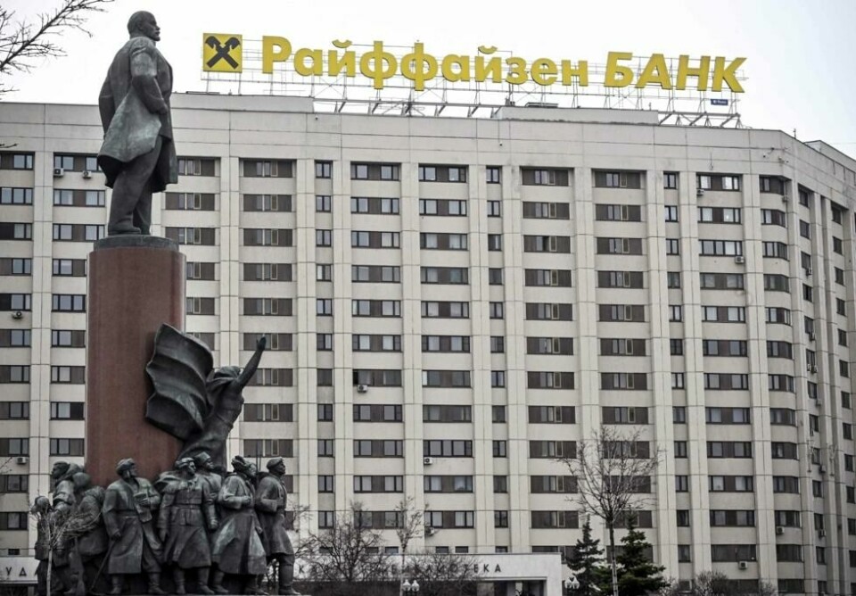Logo av den russiske virksomheten til banken Raiffeisen foran et monument av Vladimir Lenin i Moskva. Det østeriske bankkonsernet er en av de siste store vestlige bankene i Russland. Logo av den russiske virksomheten til banken Raiffeisen foran et monument av Vladimir Lenin i Moskva. Det østeriske bankkonsernet er en av de siste store vestlige bankene i Russland. Foto: Alexander NEMENOV / AFP