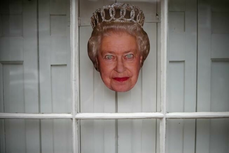HYGGELIG: Også bestemor dronning Elizabeth hylles i forkant av bryllupet, her med en gøyal maske på et vindu. Scanpix/Reuters. HYGGELIG: Også bestemor dronning Elizabeth hylles i forkant av bryllupet, her med en gøyal maske på et vindu. Scanpix/Reuters.