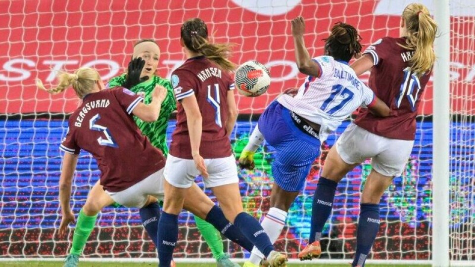Sandy Baltimore gir Frankrike ledelsen i nasjonsligakampen mot Norge.
