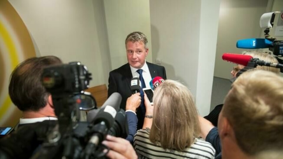 Tidligere justis- og beredskapsminister Per-Willy Amundsen snakker med pressen etter åpen høring i Stortingets kontroll-og konstitusjonskomite i riksrevisjonens undersøkelse av oppfølging av objektsikring. Tidligere justis- og beredskapsminister Per-Willy Amundsen snakker med pressen etter åpen høring i Stortingets kontroll-og konstitusjonskomite i riksrevisjonens undersøkelse av oppfølging av objektsikring. Foto: Vidar Ruud / NTB scanpix