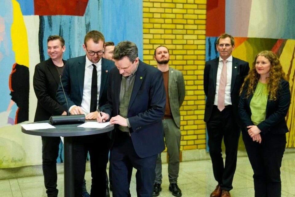 I alt sju partier stiller seg bak den nye pensjonsavtalen på Stortinget. Her det Arild Hermstad (MDG) som signerer avtalen, mens KrFs Kjell Ingolf Ropstad ser på. Bak fra venstre Henrik Asheim (H), Sveinung Rotevatn (V), Freddy André Øvstegård (SV), Tor Inge Eidesen (Sp) og Tuva Moflag (Ap). I alt sju partier stiller seg bak den nye pensjonsavtalen på Stortinget. Her det Arild Hermstad (MDG) som signerer avtalen, mens KrFs Kjell Ingolf Ropstad ser på. Bak fra venstre Henrik Asheim (H), Sveinung Rotevatn (V), Freddy André Øvstegård (SV), Tor Inge Eidesen (Sp) og Tuva Moflag (Ap). Foto: Fredrik Varfjell / NTB