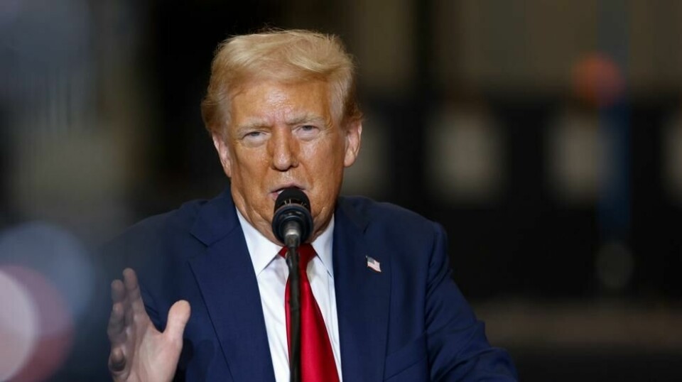 Republikanernes presidentkandidat Donald Trump sier han ville sprengt Iran i fillebiter om de sto bak angrep som skadet en amerikansk politisk kandidat. Foto: Neil Redmond / AP / NTB
