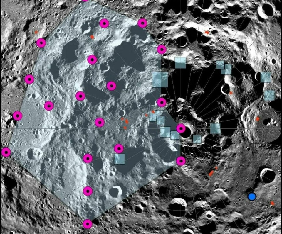 På dette bildet av månens sørlige pol har forskerne vist hvor det store måneskjelvet for 50 år siden kan ha oppstått (rosa rundinger). Dette overlapper med steder Nasa har vurdert å lage en base i 2026 (lyseblå firkanter). På dette bildet av månens sørlige pol har forskerne vist hvor det store måneskjelvet for 50 år siden kan ha oppstått (rosa rundinger). Dette overlapper med steder Nasa har vurdert å lage en base i 2026 (lyseblå firkanter). Foto: Nasa/Lroc/Asu/Smithsonian Institution