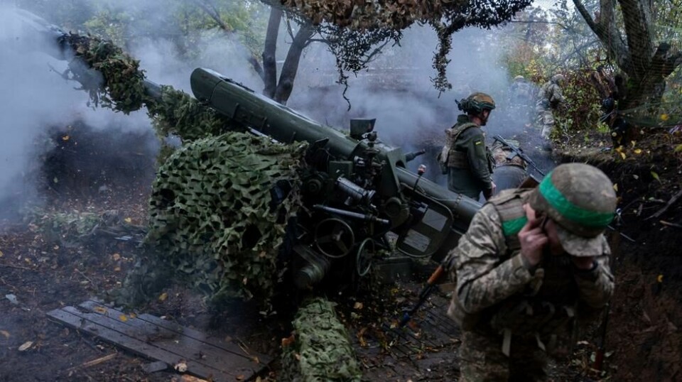 Ukrainske soldater avfyrer en D-30 Haubitser mot russiske posisjoner i Kharkiv-fylket. Foto: AP Photo/Alex Babenko