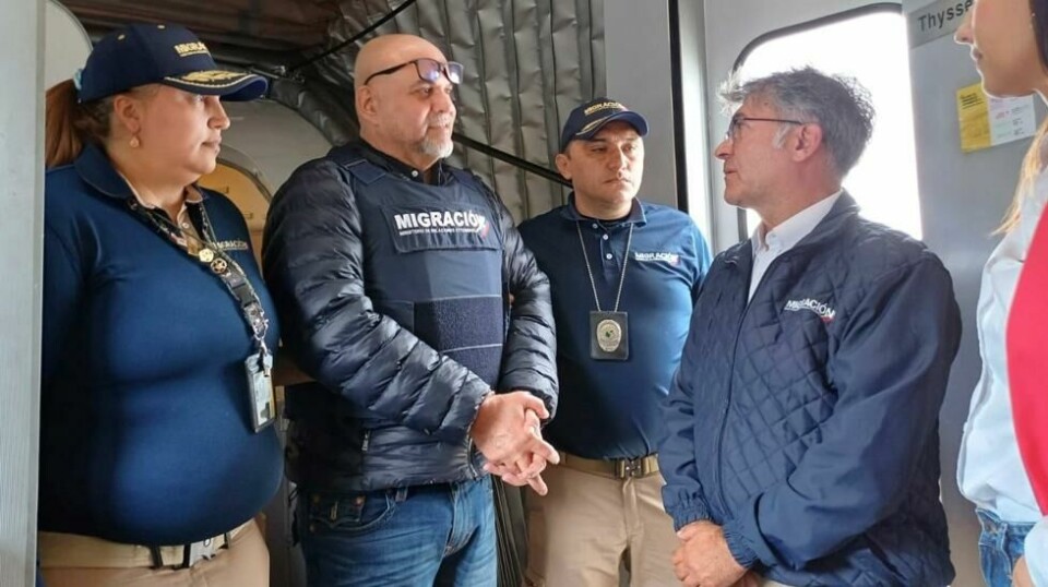 Den colombianske krigsherren Salvatore Mancuso, som har sonet tolv år for narkotikasmugling i USA, ble tirsdag returnert til hjemlandet. Der venter en lengre dom. Foto: AP / NTB