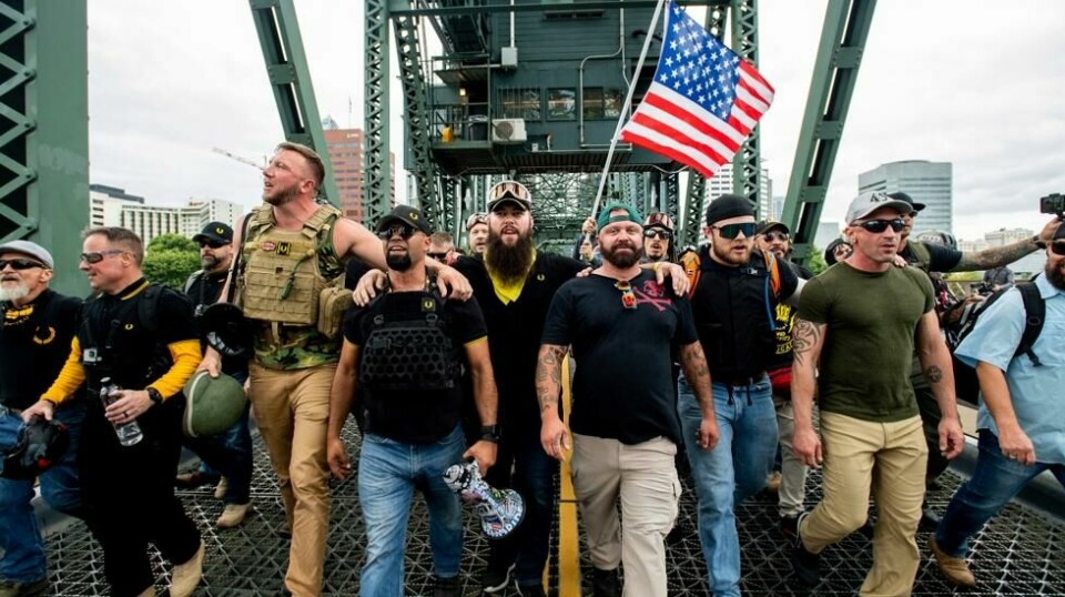 Den høyreekstreme gruppen Proud Boys har en sterk tilstedeværelse i virkeligheten. Journalist Vegard Tenold Aase tror ekstremister som tilbringer mye tid på nettet, er like farlige som dem.