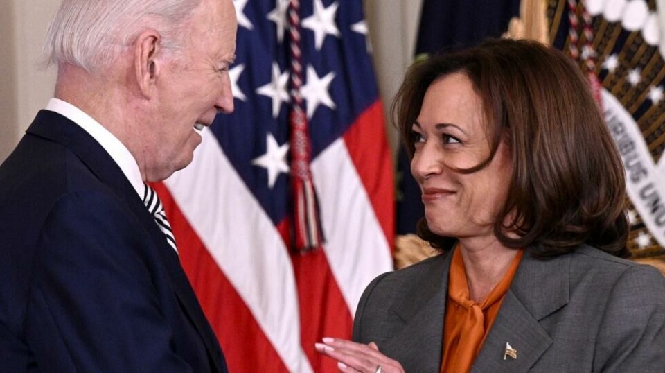 President Joe Biden håndhilser med USAs visepresident Kamala Harris i Det hvite hus, 30. oktober 2023.