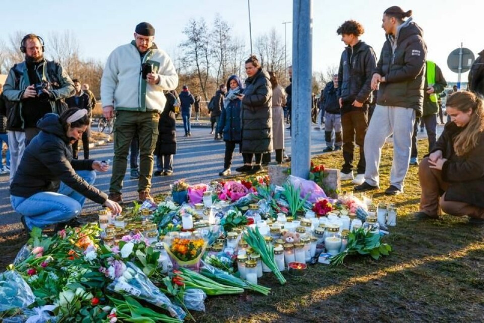 Folk la ned blomster utenfor Campus Risbergska i Örebro i Sverige dagen etter masseskytingen tirsdag. Fem dager senere har politiet gjort 250 avhør, men sier de ennå ikke har kommet fram til et tydelig motiv.