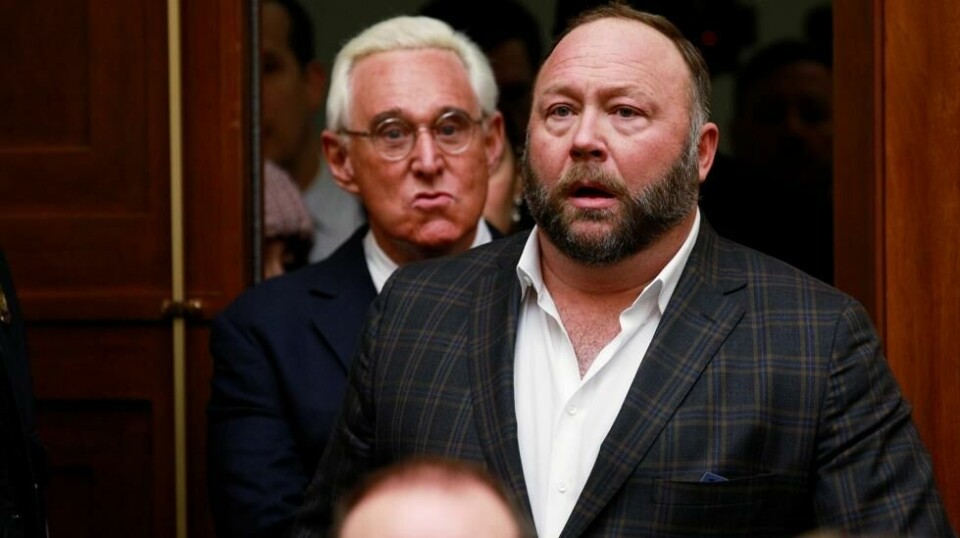Alex Jones, grunnleggeren av konspirasjonsnettsiden InfoWars, er blant dem som har blitt bannlyst fra flere sosiale medier.
