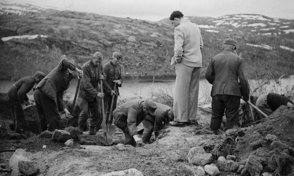 En britisk krigsforbryterkommisjon foretar oppgravinger av massegraver i Norge for om mulig å stille nazister for retten. På dette fotografiet graver tyske soldater under oppsyn av en norsk lege i en massegrav ved Øvre Jernvann, august 1945. Foto: Narviksenteret/Bjørn Winsnes. En britisk krigsforbryterkommisjon foretar oppgravinger av massegraver i Norge for om mulig å stille nazister for retten. På dette fotografiet graver tyske soldater under oppsyn av en norsk lege i en massegrav ved Øvre Jernvann, august 1945. Foto: Narviksenteret/Bjørn Winsnes.