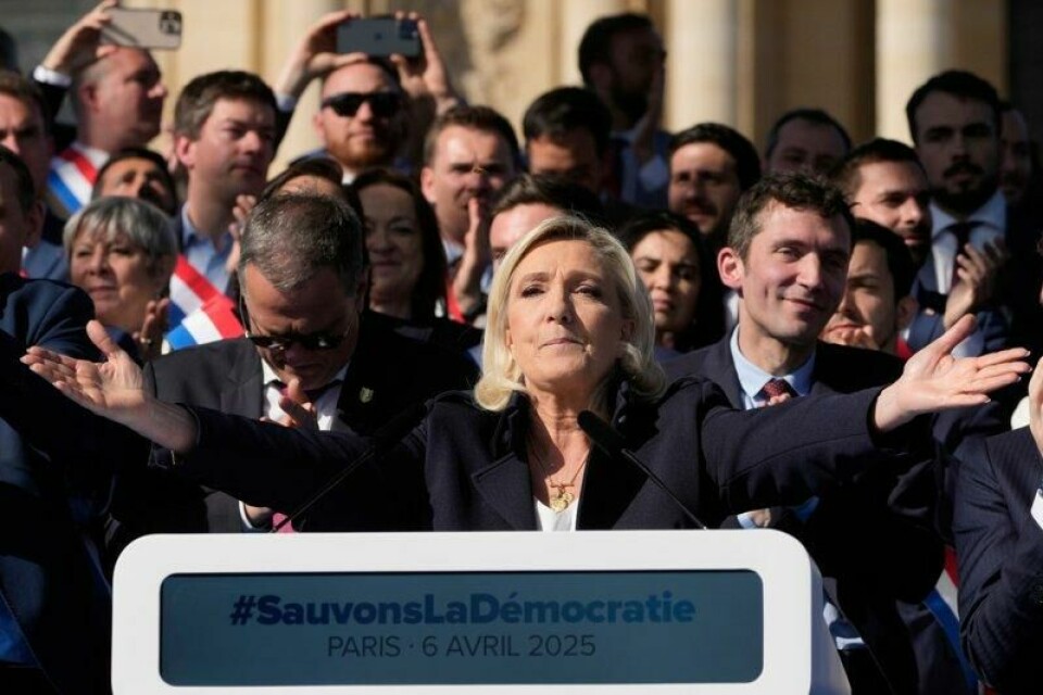 Frankrikes ytre høyreleder Marine Le Pen i Paris søndag.