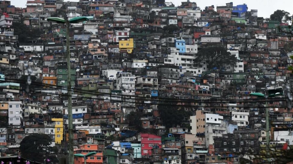 Tusenvis av fattige mennesker bor i slummen, den såkalte favelaen, i Rio de Janeiro. Boligområdene preges av mye kriminalitet, og drapsraten er høy.