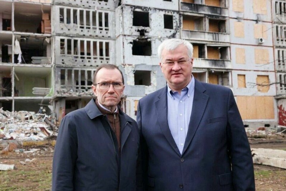 Utenriksminister Espen Barth Eide (Ap, t.v.) og Ukrainas utenriksminister Andrij Sybiha besøker et område i Kharkiv som ble utsatt for bombing natt til torsdag.