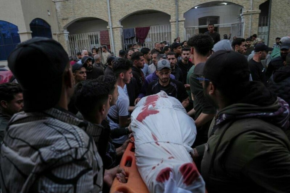 Flere ble drept i et angrep i Gaza torsdag. Her fraktes en person til et sykehus i Gaza by.