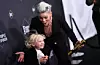 Pink og sønnen fotografert under E! People's CHoice Awards i 2019. Foto: Valerie Macon / AFP