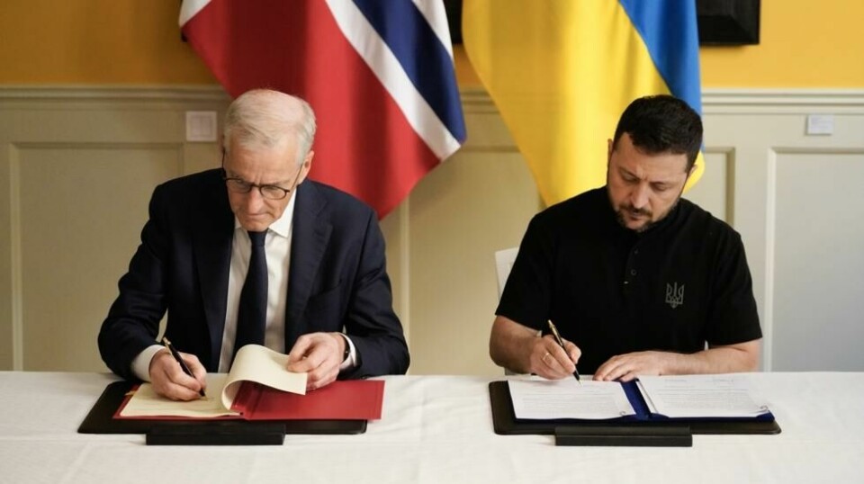 Jonas Gahr Støre (Ap) og Volodymyr Zelenskyj signerer en sikkerhetsavtale mellom landene.