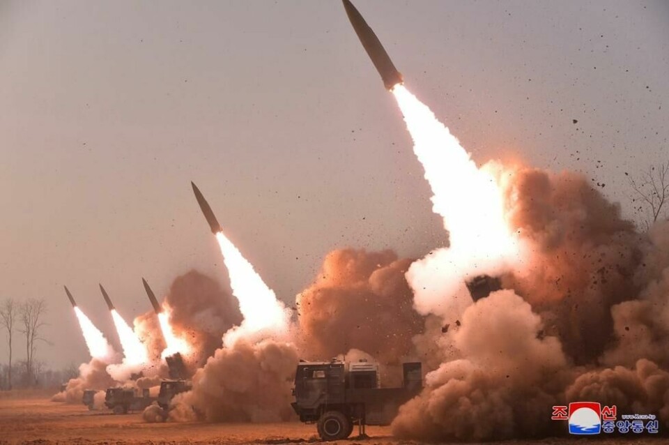 Dette bildet, tatt 9. mars 2023 og frigitt av Nord-Koreas Korean Central News Agency (KCNA), viser et ildangrep utført av Hwasong-artillerienheten fra et ukjent sted. Foto: KCNA VIA KNS / AFP / NTB Dette bildet, tatt 9. mars 2023 og frigitt av Nord-Koreas Korean Central News Agency (KCNA), viser et ildangrep utført av Hwasong-artillerienheten fra et ukjent sted. Foto: KCNA VIA KNS / AFP / NTB