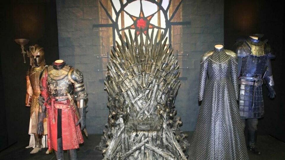 To tusen gjenstander fra TV-serien Game of Thrones skal på auksjon. Bildet viser en utstilling i Belfast i Nord-Irland av kostymer og rekvisitter fra serien, tatt i 2019.