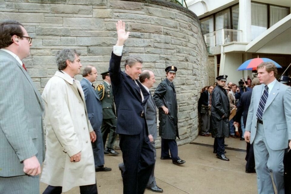 Ronald Reagan utenfor Washington Hilton kun sekunder før han ble skutt og forsøkt drept i 1981. Ronald Reagan utenfor Washington Hilton kun sekunder før han ble skutt og forsøkt drept i 1981. Foto: White House Photographic Collection,