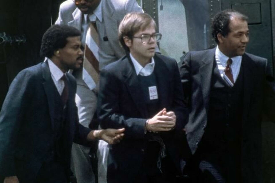 Her blir John Hinckley Jr. geleidet av politiet i 1981. Arkivfoto: Barry Thumma / AP / NTB Her blir John Hinckley Jr. geleidet av politiet i 1981. Arkivfoto: Barry Thumma / AP / NTB Foto: NTB