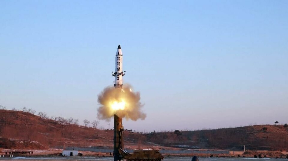 Nord-Koreas offisielle nyhetsbyrå offentliggjorde dette bildet fra en oppskytning av bakke-til-bakke missilet Pukguksong-2 12. februar i år. Ballistisk mellomdistanse-missil. Prøveoppskytningen skal ifølge nordkoreanske myndigheter ha vært vellykket.