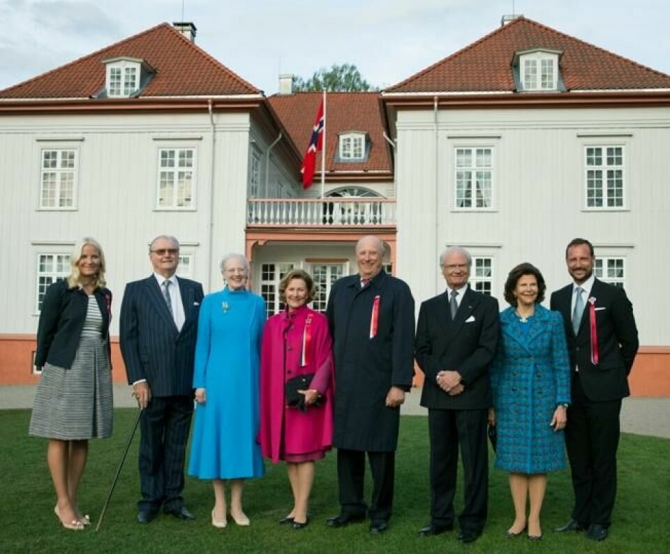 Kongelig fra alle de tre skandinaviske landene foran Eidsvollsbygningen under 17.mai feiringen i forbindelse med Grunnlovsjubileet. F.v.: Kronprinsesse Mette-Marit, prins Henrik, dronning Margrethe, dronning Sonja, kong Harald, kong Carl Gustaf, dronning Silvia og kronprins Haakon. Foto: Berit Roald / NTB scanpix Kongelig fra alle de tre skandinaviske landene foran Eidsvollsbygningen under 17.mai feiringen i forbindelse med Grunnlovsjubileet. F.v.: Kronprinsesse Mette-Marit, prins Henrik, dronning Margrethe, dronning Sonja, kong Harald, kong Carl Gustaf, dronning Silvia og kronprins Haakon. Foto: Berit Roald / NTB scanpix