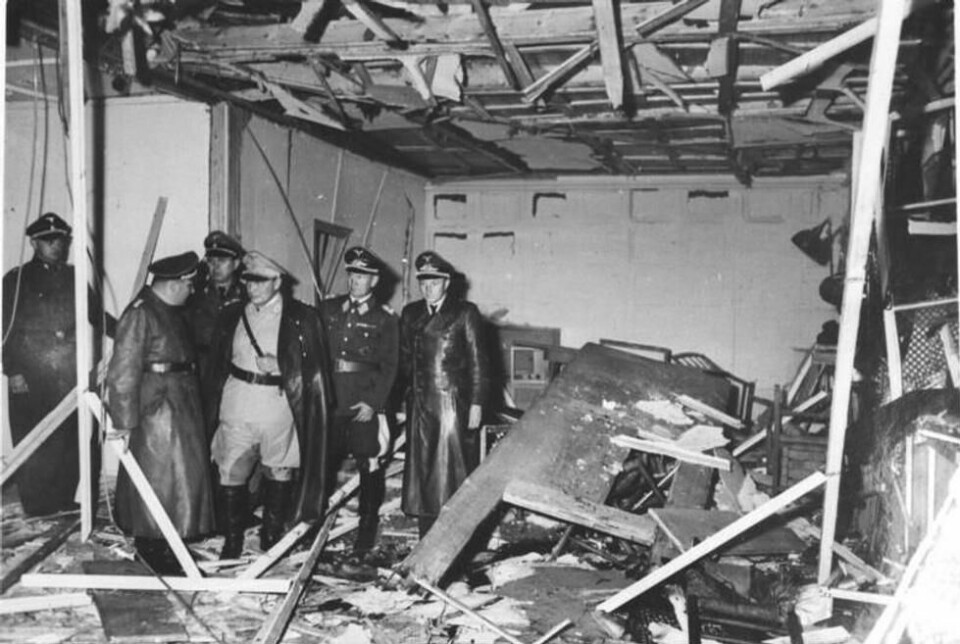 Martin Bormann, Hermann Göring, and Bruno Loerzer undersøker bunkeren etter at en bombe gikk av 20. juli 1944. Målet med bomben var å ta livet av Adolf Hitler. Martin Bormann, Hermann Göring, and Bruno Loerzer undersøker bunkeren etter at en bombe gikk av 20. juli 1944. Målet med bomben var å ta livet av Adolf Hitler. Foto: Bundesarchiv