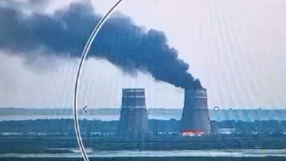 Bilder frigitt av den ukrainske presidentens pressetjeneste den 11. august 2024, viser en brann ved en kjøletårn til det russisk-kontrollerte atomkraftverket Zaporizjzja i Energodar, Sør-Ukraina. Bilder frigitt av den ukrainske presidentens pressetjeneste den 11. august 2024, viser en brann ved en kjøletårn til det russisk-kontrollerte atomkraftverket Zaporizjzja i Energodar, Sør-Ukraina. Foto: Handout / Ukranian Presidential Press Service / NTB / AFP