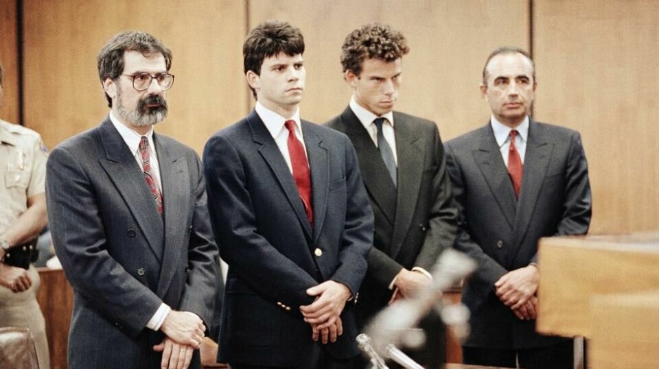 Lyle og Erik Menendez med advokater i retten i 1990.