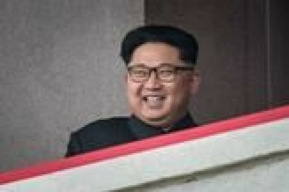 Nord-Koreas leder Kim Jong-un i arkivfoto fra mai 2016. Den irregulære atommakten skjøt søndag (norsk tid) opp fire mellomdistanseraketter, der tre landet innen Japans økonomiske sone i internasjonalt farvann. Nord-Koreas leder Kim Jong-un i arkivfoto fra mai 2016. Den irregulære atommakten skjøt søndag (norsk tid) opp fire mellomdistanseraketter, der tre landet innen Japans økonomiske sone i internasjonalt farvann. Foto: Ed Jones / AFP