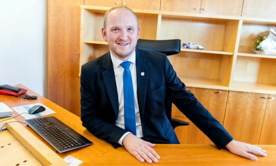 Det er ikke noe videre spennende preg over statsråden kontor. Heldigvis har Jon Georg Dale satt litt farger på tilværelsen med et blått Tottenham-flagg. Her sitter den ferske samferdselsministeren bak sin pult for første gang. Det er ikke noe videre spennende preg over statsråden kontor. Heldigvis har Jon Georg Dale satt litt farger på tilværelsen med et blått Tottenham-flagg. Her sitter den ferske samferdselsministeren bak sin pult for første gang. Foto: Gorm Kallestad / NTB scanpix