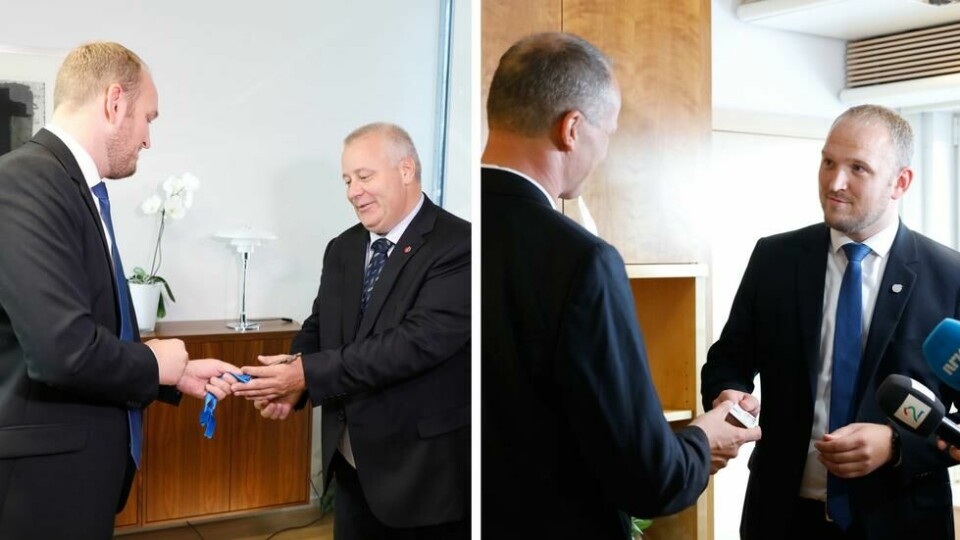Avtroppende landbruks- og matminister Jon Georg Dale overreker nøkkelen til kontoret til påtroppende statsråd Bård Hoksrud. Deretter overtar han nøkkelen til sitt nye kontor fra avtroppende samferdselsminister Ketil Solvik-Olsen. Avtroppende landbruks- og matminister Jon Georg Dale overreker nøkkelen til kontoret til påtroppende statsråd Bård Hoksrud. Deretter overtar han nøkkelen til sitt nye kontor fra avtroppende samferdselsminister Ketil Solvik-Olsen. Foto: Gorm Kallestad / NTB scanpix