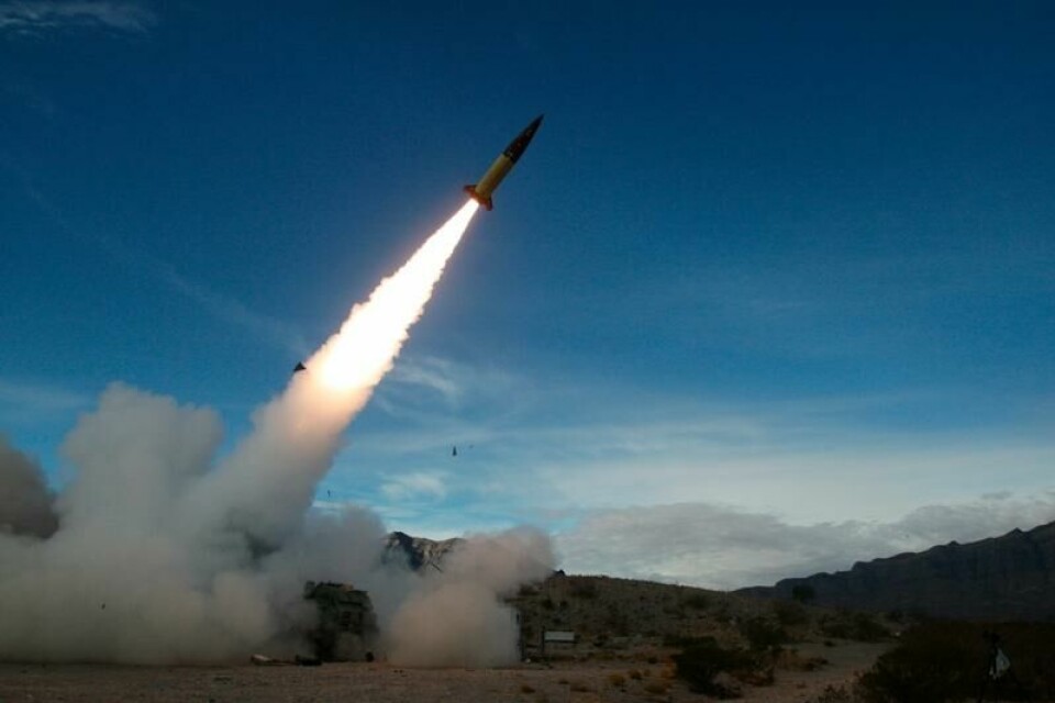 Russland reagerer på at USA tilsynelatende har åpnet for at Ukraina kan bruke langtrekkende raketter, som denne Atacms-raketten, mot mål dypt inne i Russland. Illustrasjonsfoto: John Hamilton / Det amerikanske forsvaret / AP / NTB