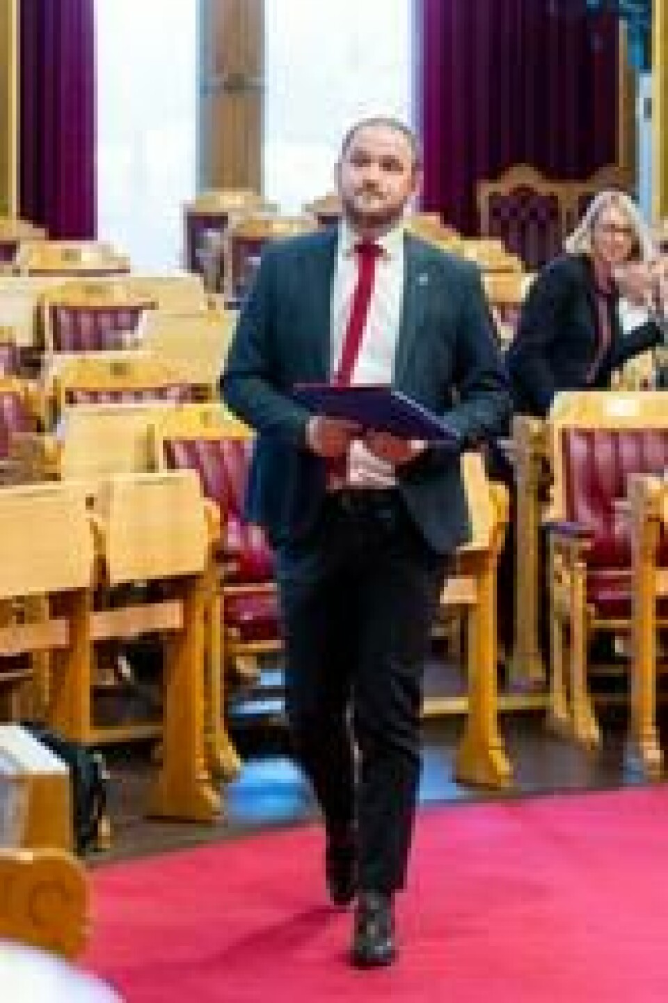 De første tre månedene i ny jobb har ikke gått helt knirkefritt for Samferdselsminister Jon Georg Dale (Frp). Her må han svare Stortinget om anbudet for Sørlandsbanen, som britiske Go-Ahead vant foran NSB. De første tre månedene i ny jobb har ikke gått helt knirkefritt for Samferdselsminister Jon Georg Dale (Frp). Her må han svare Stortinget om anbudet for Sørlandsbanen, som britiske Go-Ahead vant foran NSB. Foto: Håkon Mosvold Larsen / NTB scanpix