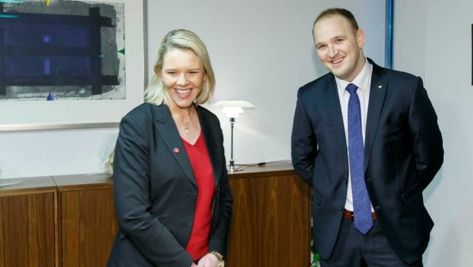 Jon Georg Dale har stor respekt for sin forgjenger i Landbruks- og matdepartementet, Sylvi Listhaug. Her har unge Dale sin første dag på jobben som statsråd. I dagene før var han mer nervøs enn han har vært i hele sitt liv. Jon Georg Dale har stor respekt for sin forgjenger i Landbruks- og matdepartementet, Sylvi Listhaug. Her har unge Dale sin første dag på jobben som statsråd. I dagene før var han mer nervøs enn han har vært i hele sitt liv. Foto: Gorm Kallestad / NTB scanpix