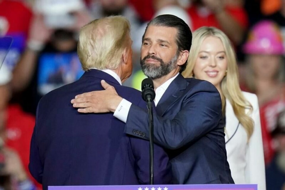 Donald Trump klemmer sønnen, Donald Trump junior, på et velgermøte i Pennsylvania i november i fjor. Donald Trump klemmer sønnen, Donald Trump junior, på et velgermøte i Pennsylvania i november i fjor. Foto: Matt Feed / AP / NTB