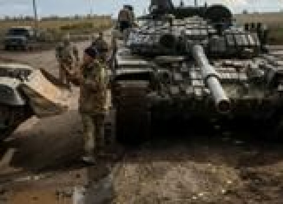 Ukrainske soldater laster en ødelagt russisk tank ved en lastebil i byen Izium som nylig ble befridd av ukrainske væpnede styrker, i Kharkiv-regionen, Ukraina 24. september 2022. Ukrainske soldater laster en ødelagt russisk tank ved en lastebil i byen Izium som nylig ble befridd av ukrainske væpnede styrker, i Kharkiv-regionen, Ukraina 24. september 2022. Foto: Gleb Garanich / Reuters
