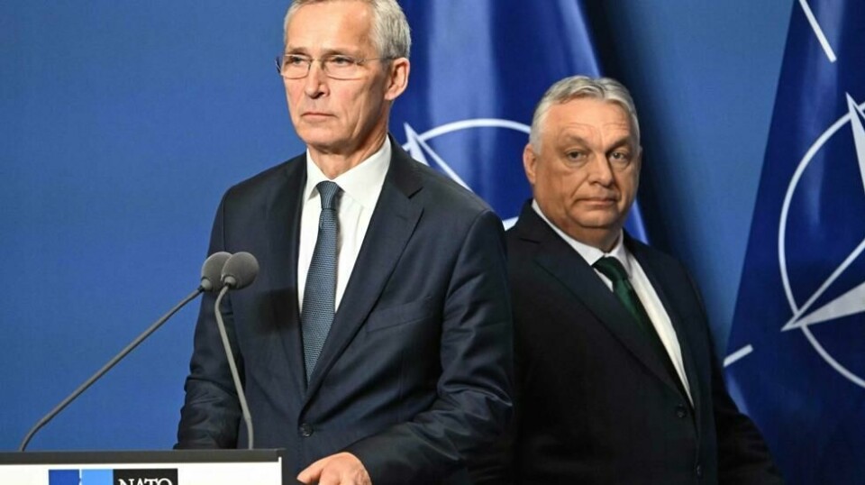 Ungarns statsminister Viktor Orban har flere ganger uttrykt seg kritisk til forsvarsalliansens engasjement i Ukraina, og har begrunnet dette med frykten for at konflikten kan eskalere og trekke Nato dypere inn i krigen. Nå lover «Natos urokråke» å ikke hindre militær Nato-støtte til Ukraina. Det skjer etter samtaler med Nato-sjef Jens Stoltenberg.