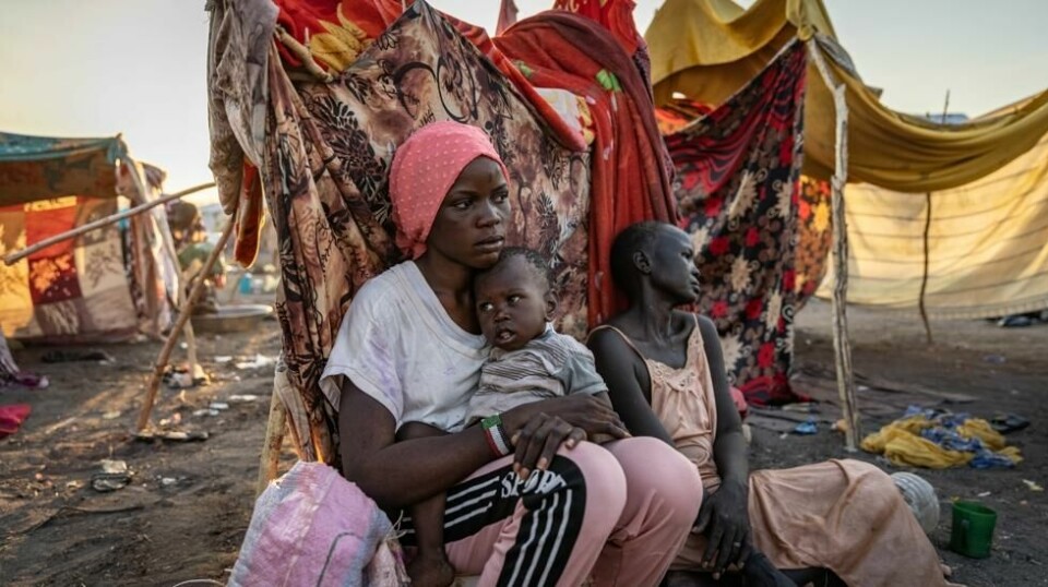 Nyauke (18) forteller at hun flyktet fra kamphandlingene i Sudan – etter at hun først hadde flyktet dit på grunn av borgerkrigen i Sør-Sudan. Her med sin ett år gamle søster, Kouli, og moren Naya i et transittsenter for fordrevne ved Joda i Renk, Sør-Sudan. Arkivfoto: Andrew McConnell / UNHCR / NTB