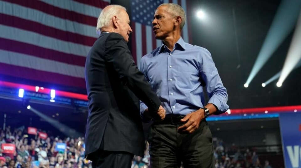 President Joe Biden og tidligere president Barack Obama håndhilser etter et valgkampmøte, november 2022.
