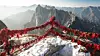 Fjellene i Kina var et av Rehages største minner fra turen. Her fra Huashan - hvor gjerdet er prydet med røde kjærlighetsbånd og kjærlighetslåser - nøkkellåser med inngraverte parnavn. Foto: Christoph Rehage