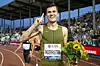 Jakob Ingebrigtsen kunne smile bredt etter seieren i Sveits torsdag. Foto: Laurent Gillieron / Keystone / AP / NTB