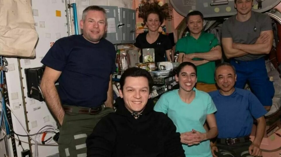 Krig på jorden, men fred i rommet. Besetningen på ISS møtes til middag 10. februar 2024, med Andreas Mogensen til venstre og hans russiske kollega Konstantin Borisov foran.