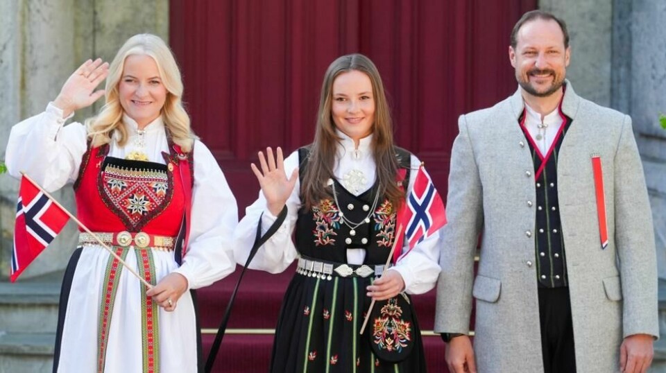 Kronprinsesse Mette-Marit, prinsesse Ingrid Alexandra og kronprins Haakon hilste barnetoget på Skaugum. Foto: Lise Åserud / NTB