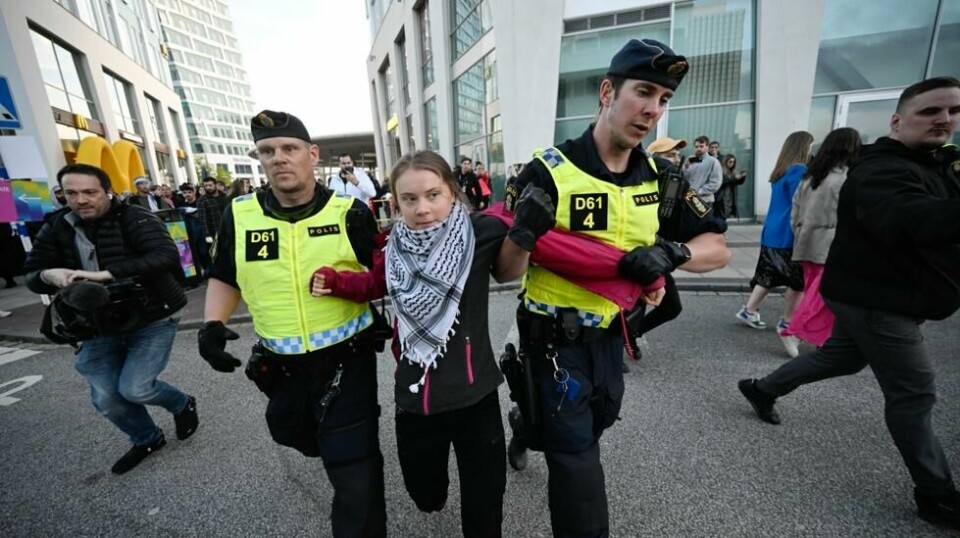 Klimaaktivisten Greta Thunberg føres bort av politiet utenfor arenaen i Malmö. Foto: Johan Nilsson/TT / NTB