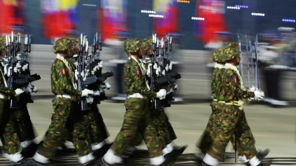 Soldater fra Myanmars regjeringshær marsjerer i Naypyitaw i forbindelse med 79-årsdagen for etableringen av militæret. Bildet ble tatt onsdag i forrige uke. Arkivfoto: Aung Shine Oo / AP / NTB
