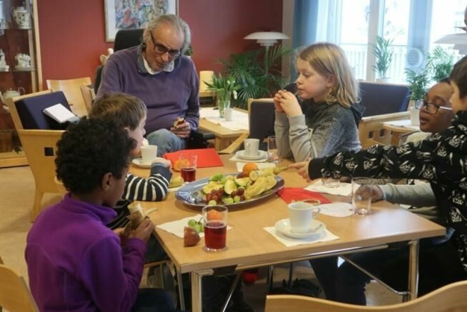 Alf Hofsett (70) har fått selskap av fem gutter fra Ila skole. Vennskapsbånd knyttes, til tross for at aldersforskjellen er stor. Foto: Leni Aurora Brækhus / ABC Nyheter Alf Hofsett (70) har fått selskap av fem gutter fra Ila skole. Vennskapsbånd knyttes, til tross for at aldersforskjellen er stor. Foto: Leni Aurora Brækhus / ABC Nyheter