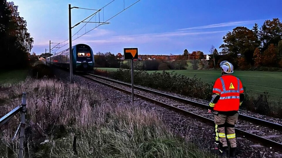 481 passasjerer ble evakuert fra to tog på Vestfoldbanen tirsdag kveld etter at kjøreledning røk. Onsdag morgen er togtrafikken igjen. Foto: Vestfold interkommunale brannvesen / Handout / NTB