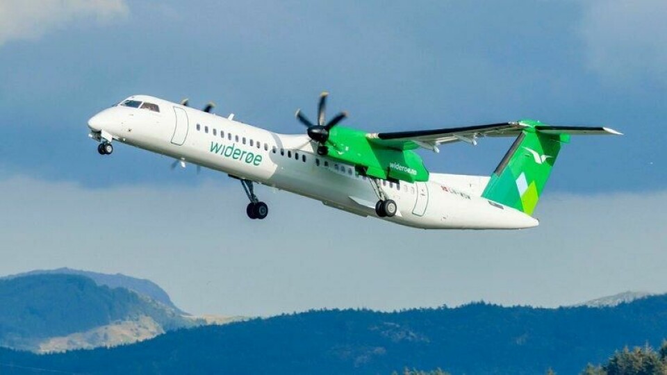 Et Widerøe-fly ble fredag kveld rammet av turbulens. To personer ble lettere skadet.